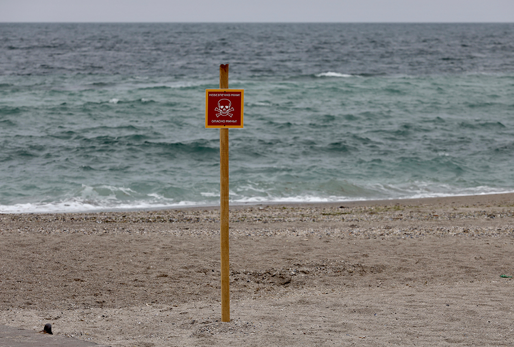 "Achtung Minen": Warnschild am Strand von Odessa (Bild: Oleksandr Gimanov/AFP)