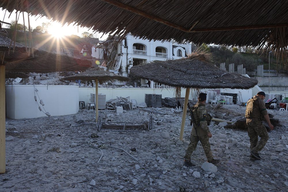 Ukrainische Soldaten vor einem zerstörten Strandhotel in Odessa (Bild: Oleksandr Gimanov/AFP)