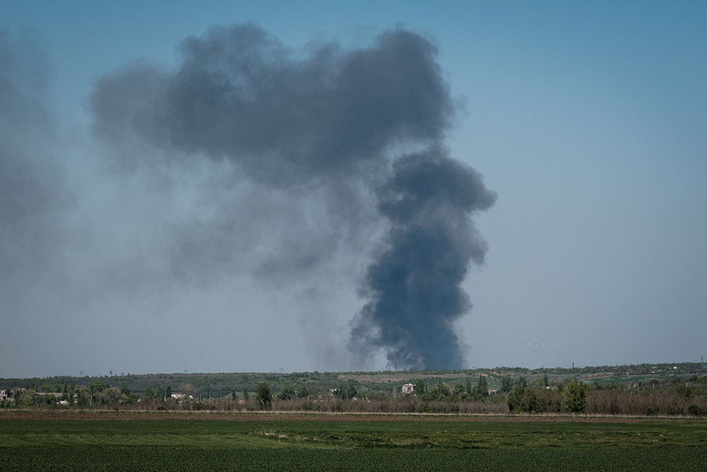 Rauch über dem Ort Paraskoviivka in der Ostukraine (Bild: Yasuyoshi Chiba/AFP)