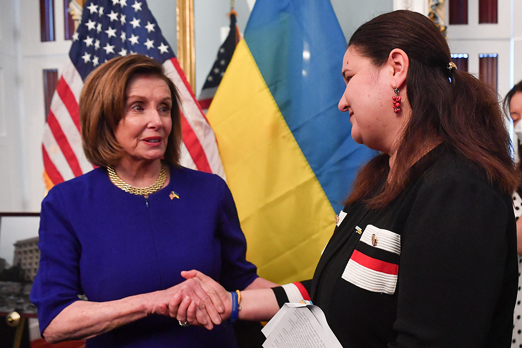 Nancy Pelosi (l.) mit der ukrainischen Botschafterin Oksana Markarova (Bild: Nicholas Kamm/AFP)