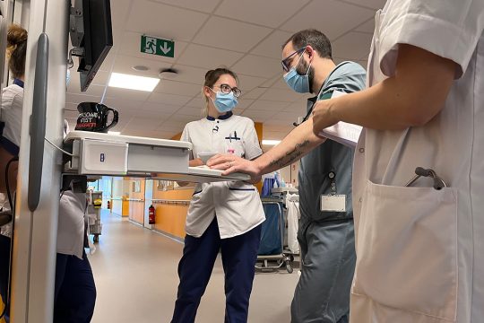 Pfleger im St. Nikolaus-Hospital (Bild: Robin Emonts/BRF)