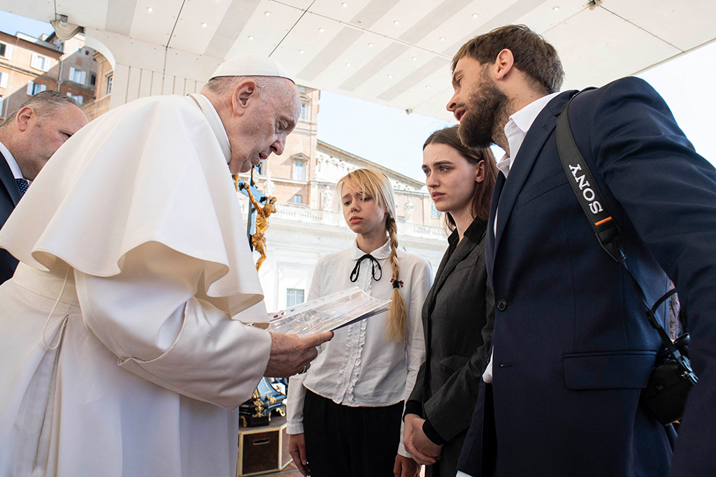 Papst Franziskus spricht mit Kateryna Prokopenko und Yulia Fedosiuk (Bild: Handout/Vatican Media/AFP)