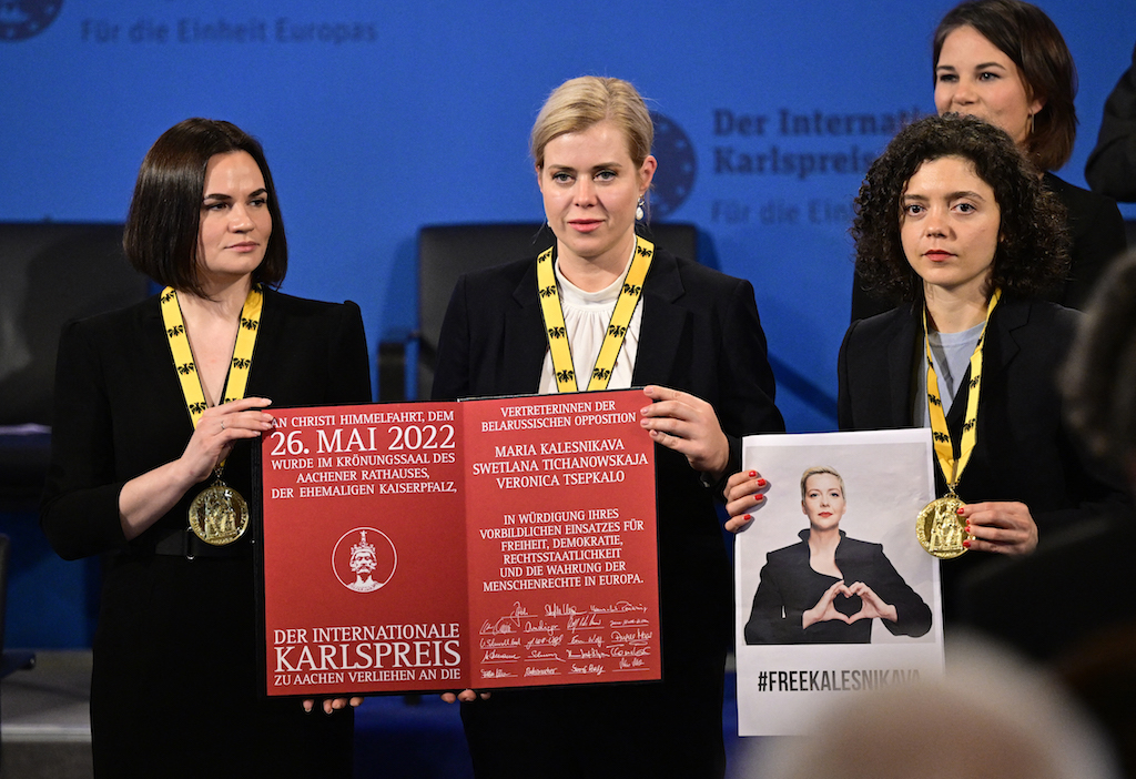 Swetlana Tichanowskaja, Veronika Zepkalo und Tatjana Chomitsch für ihre inhaftierte Schwester Maria Kolesnikowa (Bild: Sascha Schuermann/AFP)