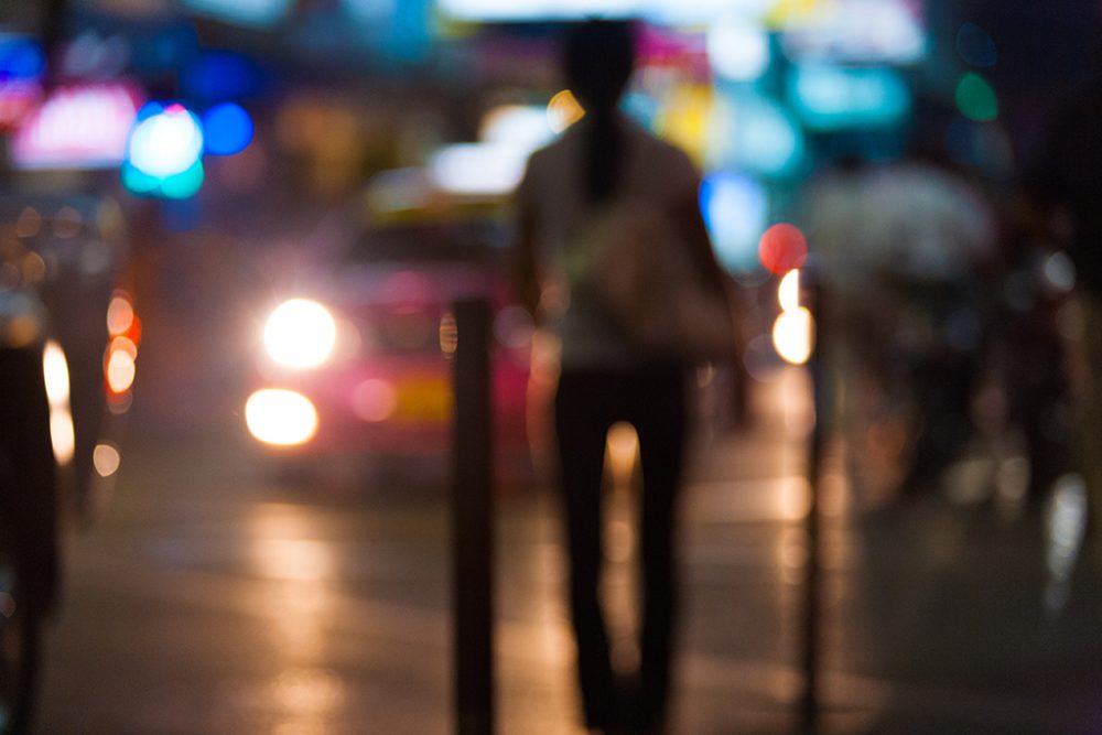 Prostituierte in einer dunklen Straße