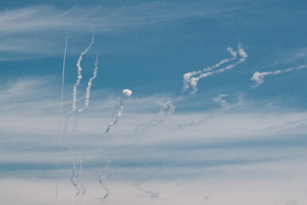 Von Raketen erzeugte Kondensstreifen am Himmel (Illustrationsbild: Yasuyoshi Chiba/AFP)