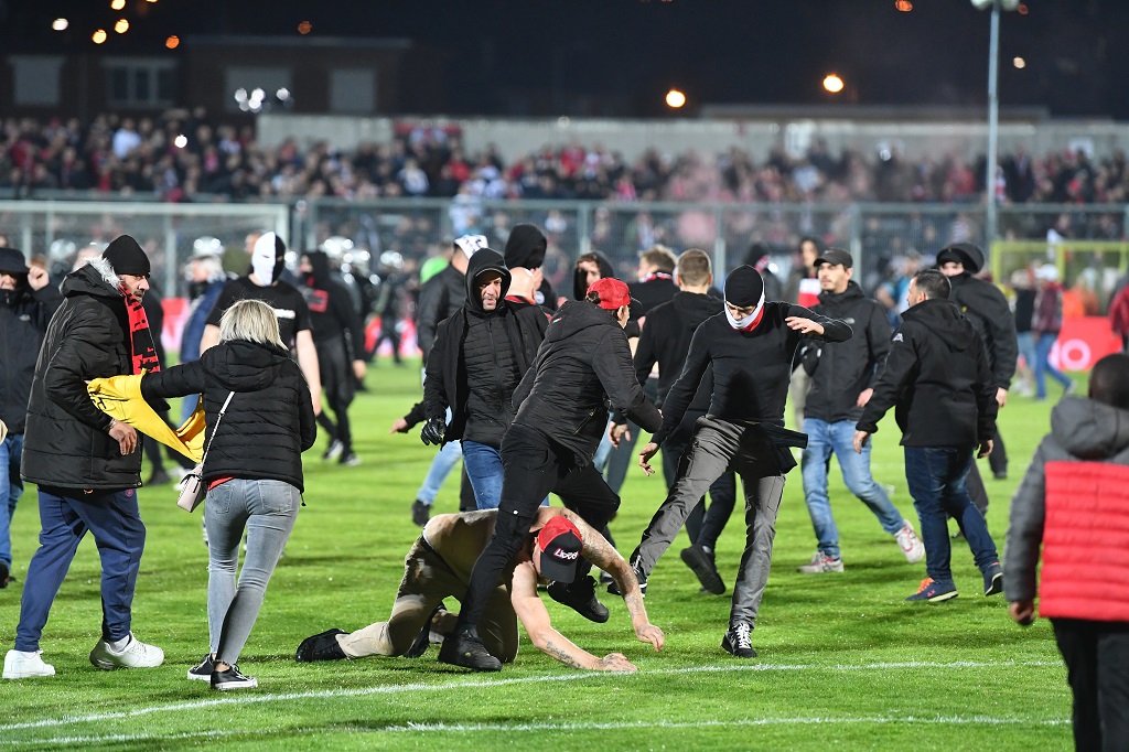 Nach dem Relegationsspiel zwischen Seraing und RWDM kam es auf dem Platz zu Ausschreitungen (Bild: John Thys/Belga)