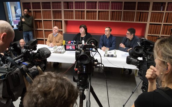 Virologe Marc Van Ranst, Ministerin Maggie De Block, Lieutenant Colonel Patrick Soentjes vom Militärkrankenhaus Neder-Over-Hembeek und Virologe Steven Van Gucht bei einer der ersten "Corona-Pressekonferenzen" in Belgien am 4. Februar 2020 (Bild: Benoit Doppagne/Belga)