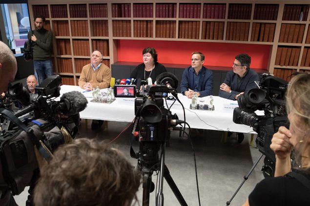 Virologe Marc Van Ranst, Ministerin Maggie De Block, Lieutenant Colonel Patrick Soentjes vom Militärkrankenhaus Neder-Over-Hembeek und Virologe Steven Van Gucht bei einer der ersten "Corona-Pressekonferenzen" in Belgien am 4. Februar 2020 (Bild: Benoit Doppagne/Belga)