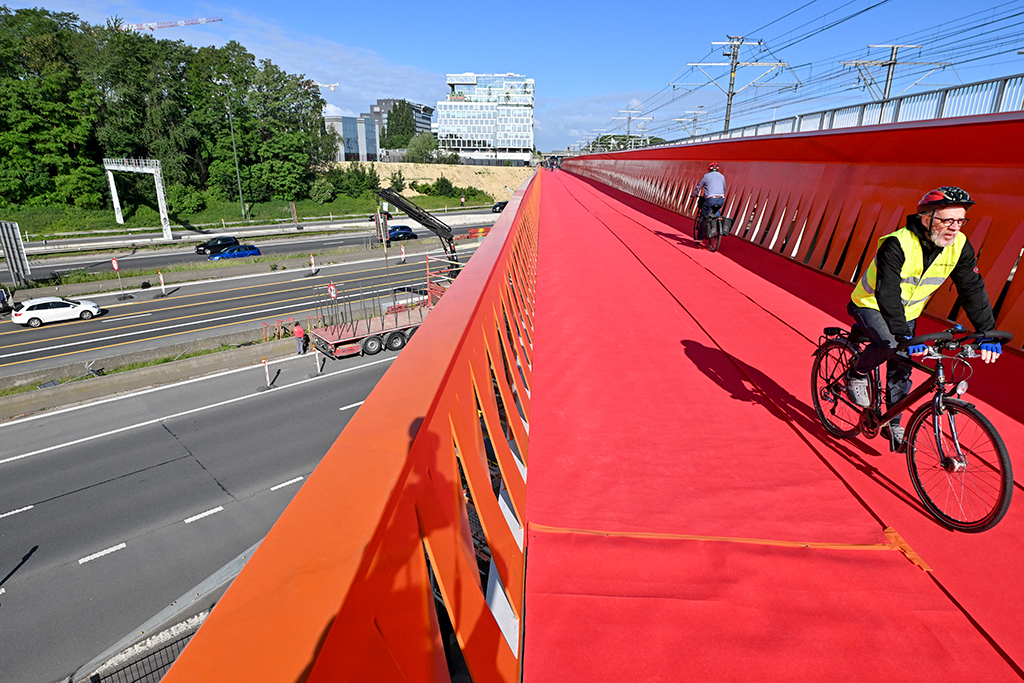Erste Fahrradbrücke in Brüssel freigegeben