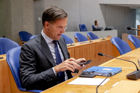 Mark Rutte und sein altes Handy