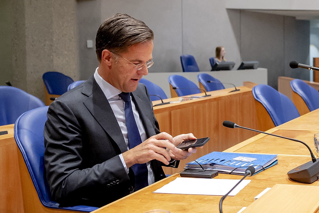 Mark Rutte und sein altes Handy