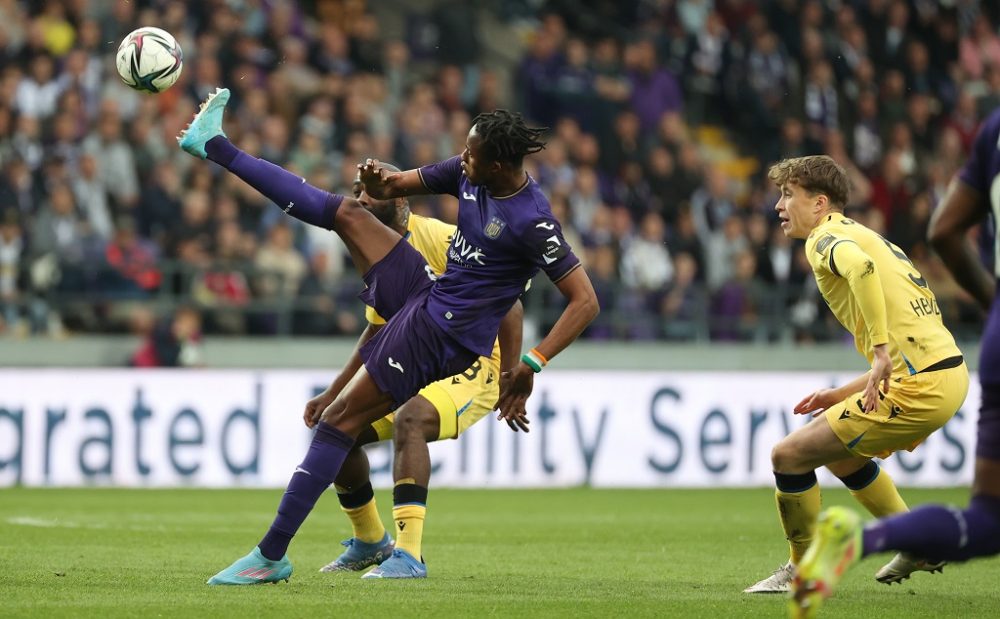 Kein Sieger am zweiten Spieltag der Champion's Playoffs: Anderlechts Christian Kouame und Brügges Eder Balanta im Kampf um den Ball (Bild: Virginie Lefour/Belga)