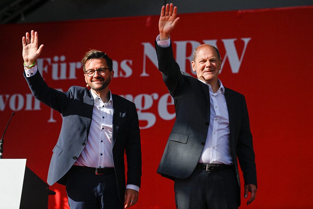 Thomas Kutschaty und Olaf Scholz bei einer Wahlveranstaltung am Freitag (Bild: Ina Fassbender/AFP)