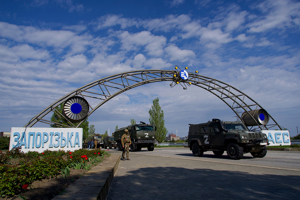 Russische Militärfahrzeuge und Soldaten in Saporischschja (Archivbild: Andrey Borodulin/AFP)