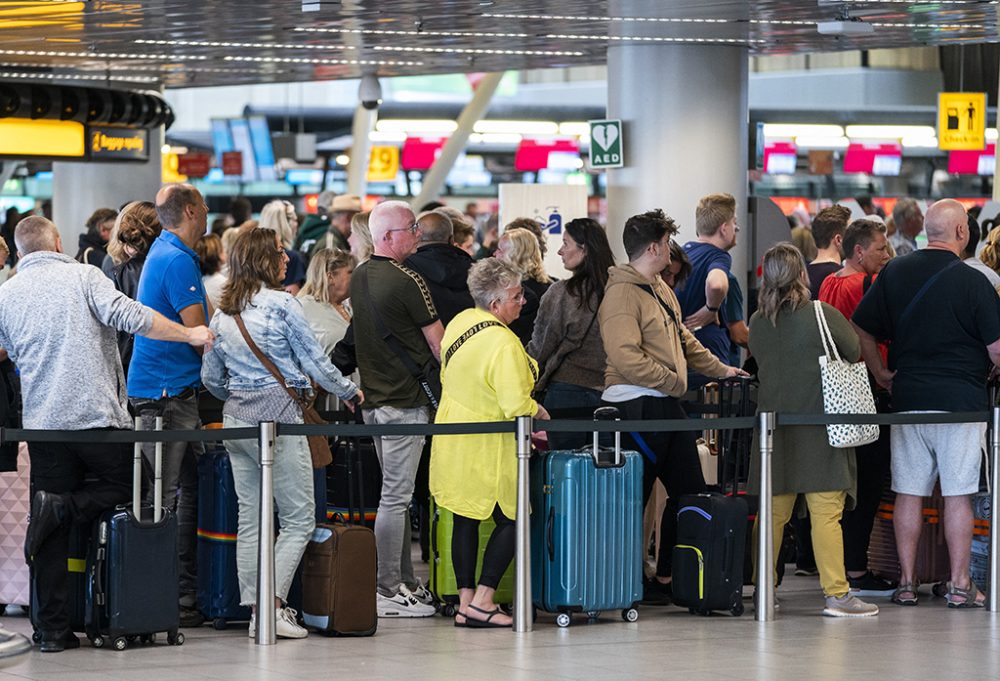 Schlange am Flughafen Schiphol am Donnerstag (Bild: Jeroen Jumelet/AFP)