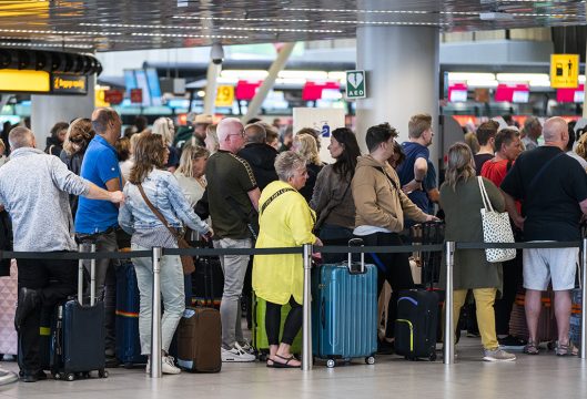 Schlange am Flughafen Schiphol am Donnerstag (Bild: Jeroen Jumelet/AFP)