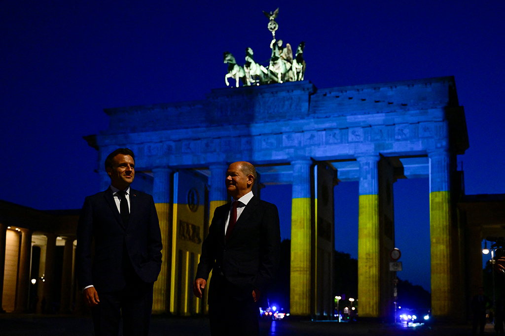 Macron und Scholz am Montagabend vor dem Brandenburger Tor in Berlin (Bild: John MacDougall/AFP)
