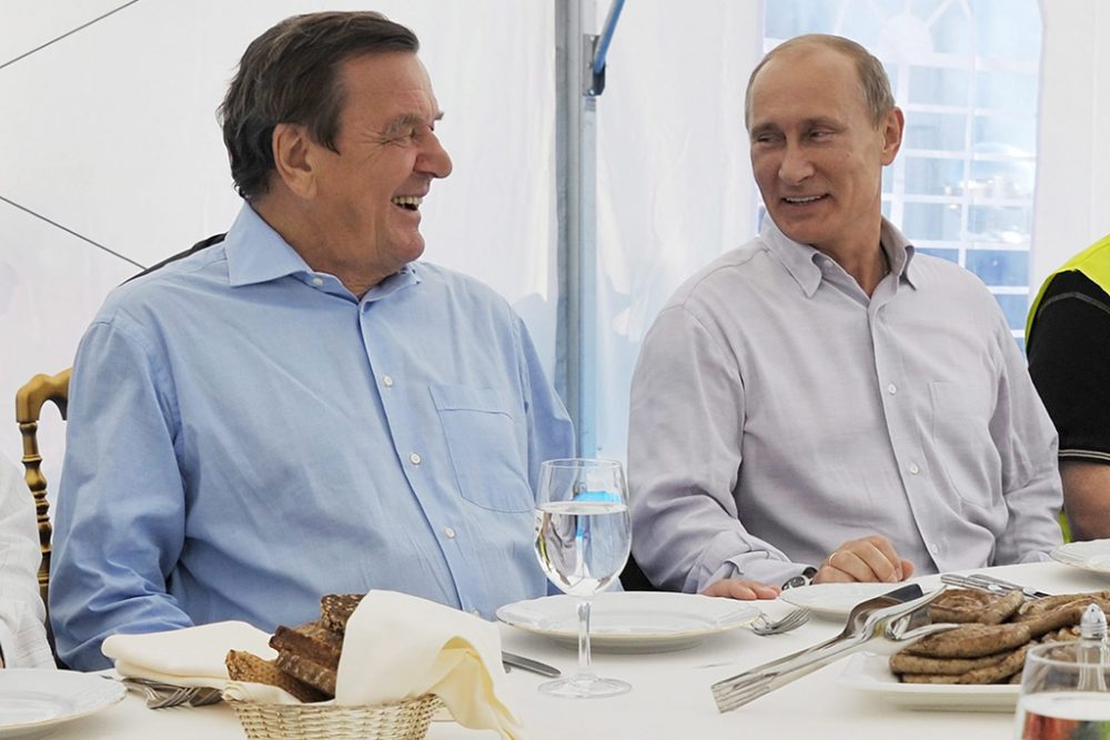 Können unverändert gut miteinander: Ex-Bundeskanzler Gerhard Schröder und Russlands Präsident Putin (Archivfoto aus 2011: Alexey Nikolsky/RIA Novosti/EPA)