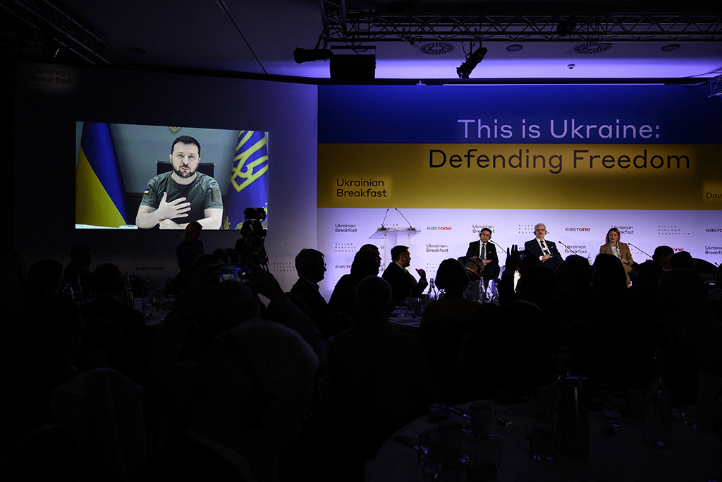Der ukrainische Präsident Selenskyj bei seiner Videoansprache während des Weltwirtschaftsforums in Davos (Bild: Fabrice Coffrini/AFP)