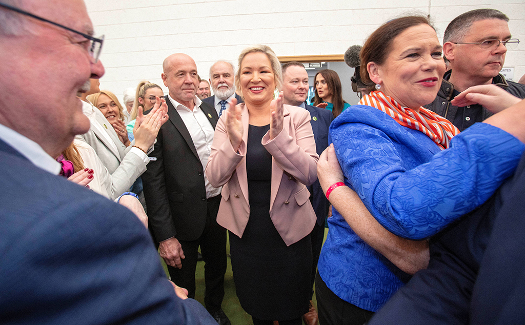 Michelle O'Neill und ihre Parteikollegen feiern den Wahlsieg (Bild: Paul Faith/AFP)