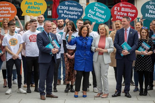 Wahlveranstaltung der Partei Sinn Fein Ende April in Belfast (Bild: Paul Faith/AFP)