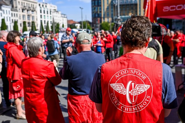 Streikposten in Antwerpen (Bild: Dirk Waem/Belga)