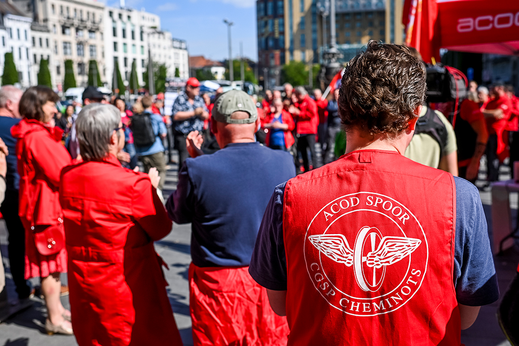 Streikposten in Antwerpen (Bild: Dirk Waem/Belga)