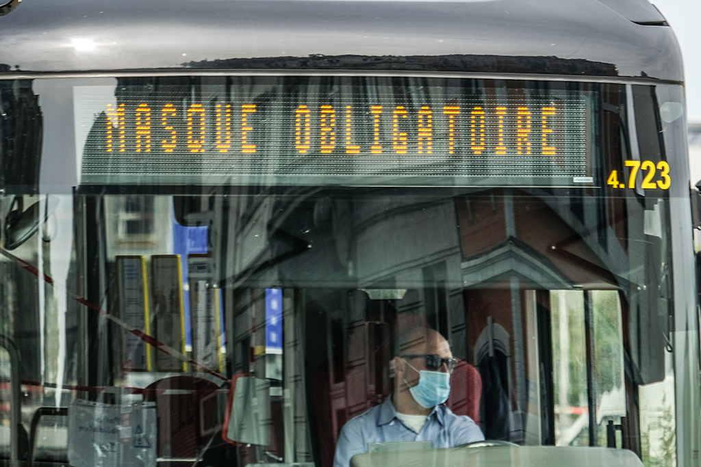 Maskenpflicht im Bus (Bild: Bruno Fahy/Belga)