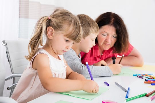 Tagesmutter mit zwei Kindern