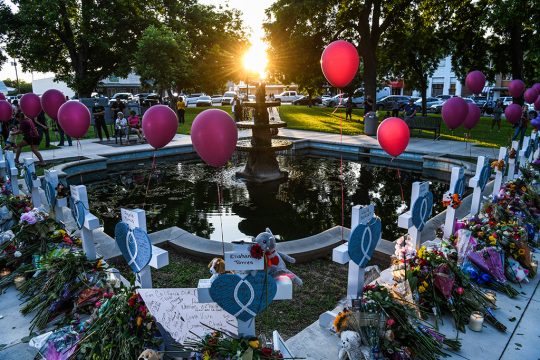 Gedenkstätte für die Opfer des Amoklaufs vor dem Gerichtsgebäude in Uvalde, Texas (Bild: Chandan Khanna/AFP)