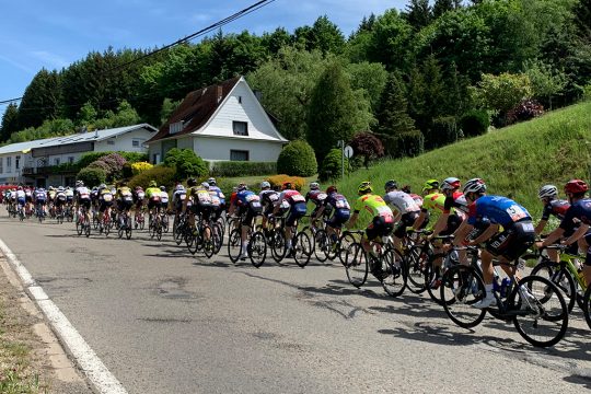 Die Fahrer auf der Strecke beim Triptyque Ardennais 2022