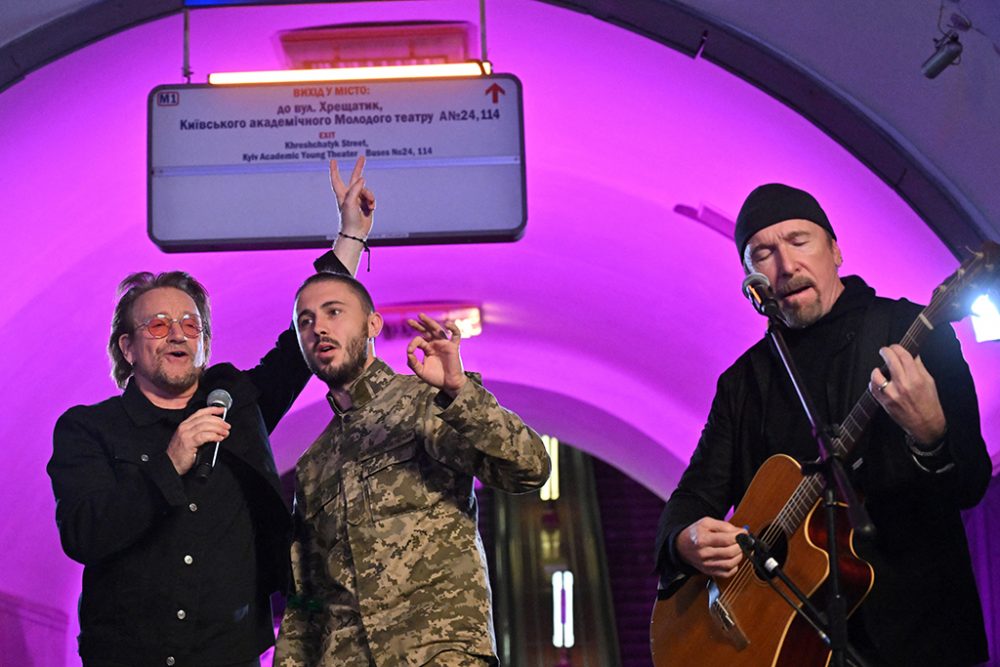 Bono und The Edge mit dem ukrainischen Sänger und Soldaten Antytila (Bild: Sergej Supinsky/AFP)