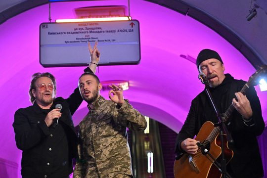 Bono und The Edge mit dem ukrainischen Sänger und Soldaten Antytila (Bild: Sergej Supinsky/AFP)