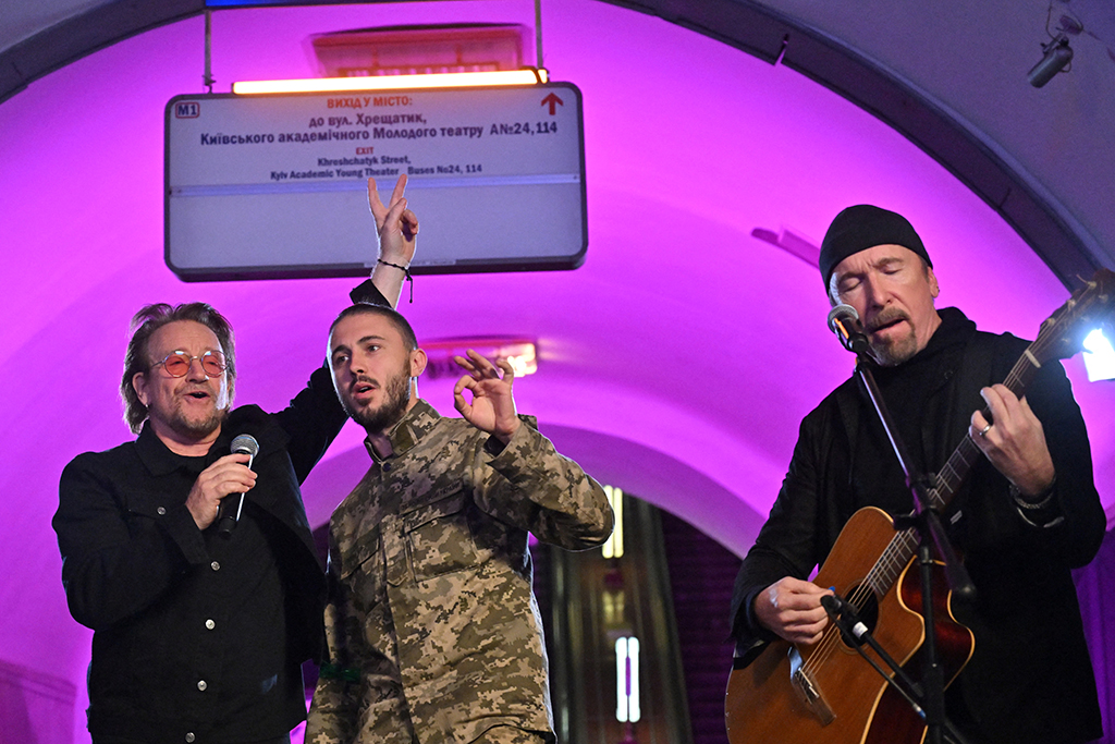 Bono und The Edge mit dem ukrainischen Sänger und Soldaten Antytila (Bild: Sergej Supinsky/AFP)