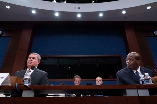 Der Unterstaatssekretär für Geheimdienst und Sicherheit, Ronald Moultrie (re.) und der Vizedirektor des Marine-Geheimdienstes, Scott Brav, bei der Anhörung (Bild: Jose Luis Magana/AFP)