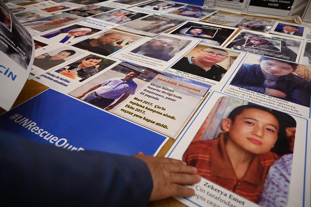 Fotos von Uiguren, die in China in Gewahrsam genommen wurden (Bild: Ozan Kose/AFP)