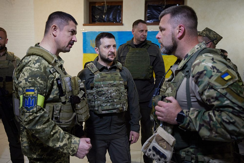 Der ukrainische Präsident Selenskyj im Gespräch mit Soldaten in der Region von Charkiw (Bild: STR/Ukrainian Presidential Press-Service/AFP)