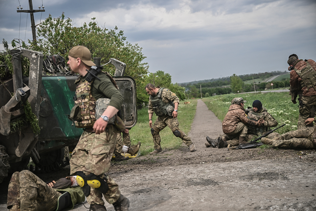 Ukrainische Soldaten in der Nähe der Frontlinie im Donbass (Bild: AFP)