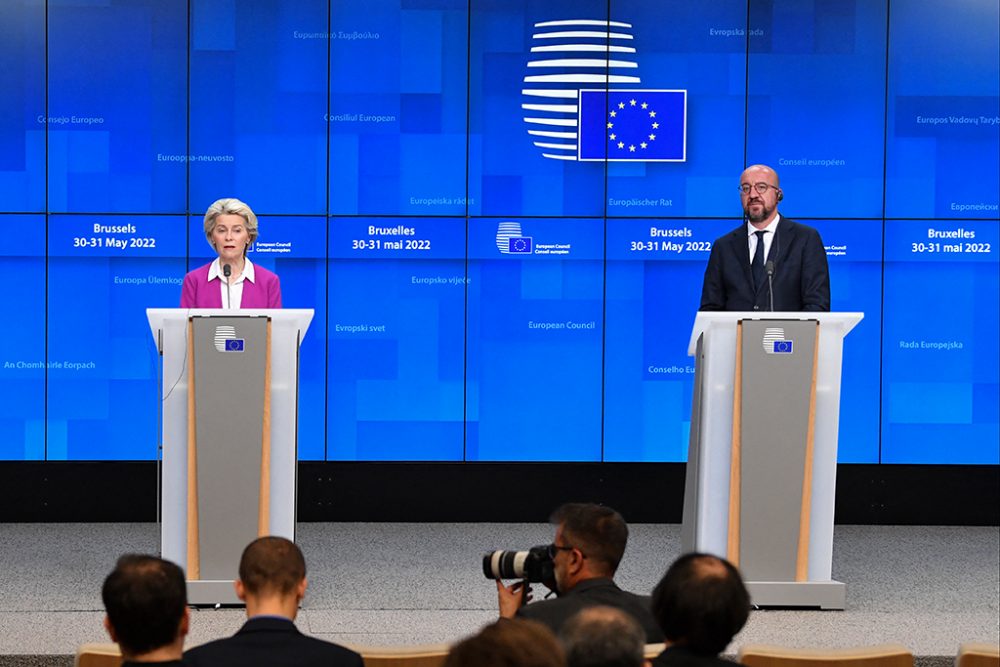 Ursula von der Leyen und Charles Michel bei der Pressekonferenz nach dem Gipfel (Bild: John Thsy/AFP)