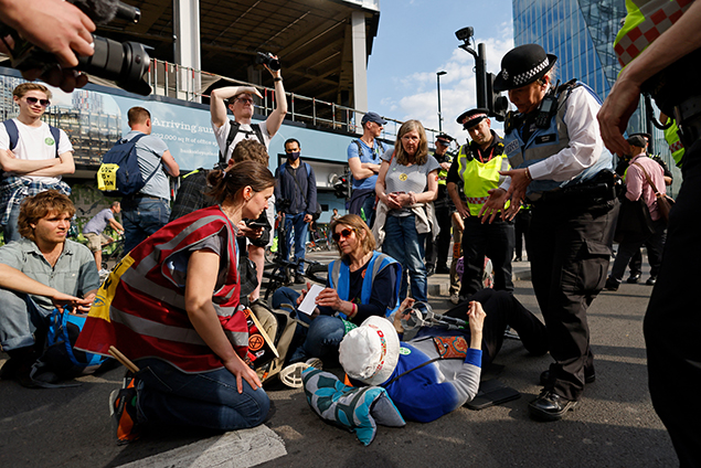 Aktivisten von Extinction Rebellion blockieren eine Brücke in London (Bild: Tolga Akmen/AFP, 15.4.)