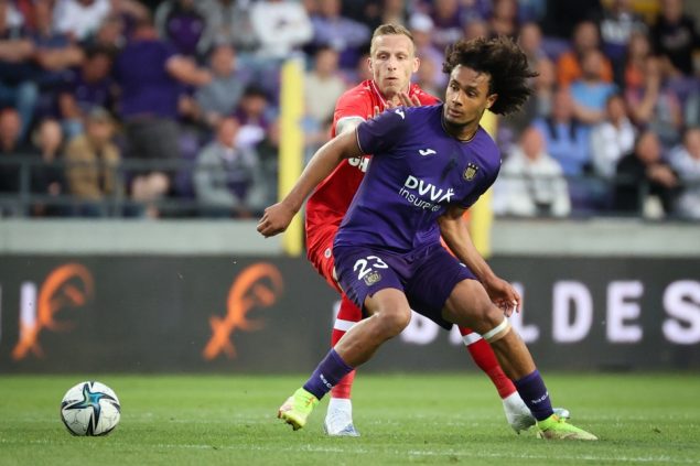 Antwerp's Ritchie De Laet and Anderlecht's Joshua Zirkzee fight for the ball during a soccer match between RSC Anderlecht and RAFC Antwerp, Thursday 12 May 2022 in Antwerp, on day 4 of the Champions' play-offs of the 2021-2022 'Jupiler Pro League' first division of the Belgian championship. BELGA PHOTO VIRGINIE LEFOUR