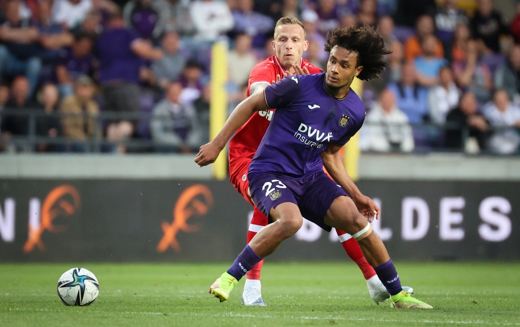 Antwerp's Ritchie De Laet and Anderlecht's Joshua Zirkzee fight for the ball during a soccer match between RSC Anderlecht and RAFC Antwerp, Thursday 12 May 2022 in Antwerp, on day 4 of the Champions' play-offs of the 2021-2022 'Jupiler Pro League' first division of the Belgian championship. BELGA PHOTO VIRGINIE LEFOUR