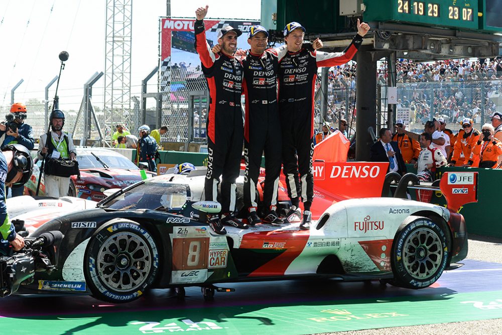 Sebastien Buemi aus der Schweiz, Ryo Hirakawa aus Japan und Brendon Hartley aus Neuseeland freuen sich über den Sieg in Le Mans (Bild: Jean-François Monier/AFP)