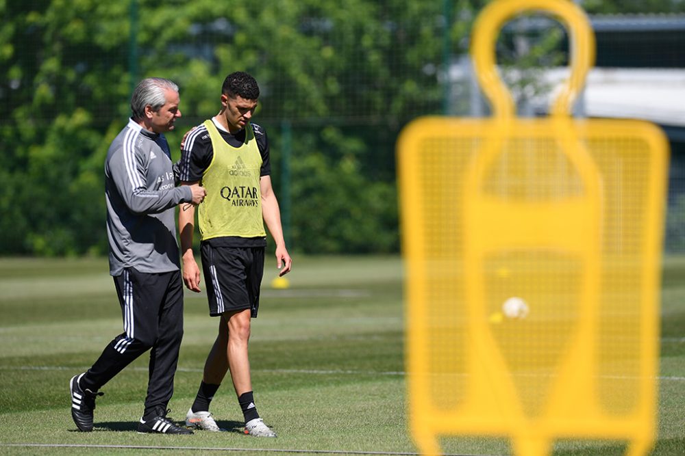 Zwei der Neuzugänge: AS-Trainer Bernd Storck mit Isaac Christie-Davies (Bild: John Thys/Belga)