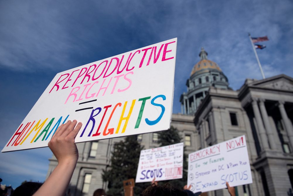 Protest gegen das Urteil des Obersten Gerichtshofes in den USA zu Schwangerschaftsabbrüchen (Bild: Jason Connolly/AFP)