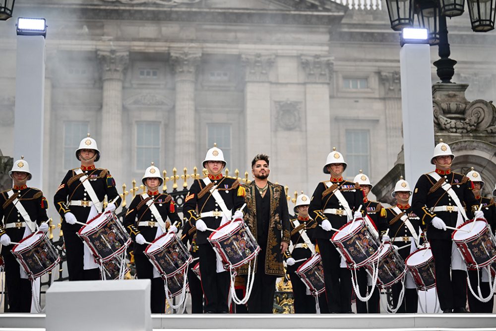 Sänger Adam Lambert hat zusammen mit der Rockband Queen das Konzert zu Ehren von Queen Elizabeth II. eröffnet (Bild: Jeff J. Mitchell/Pool/AFP)