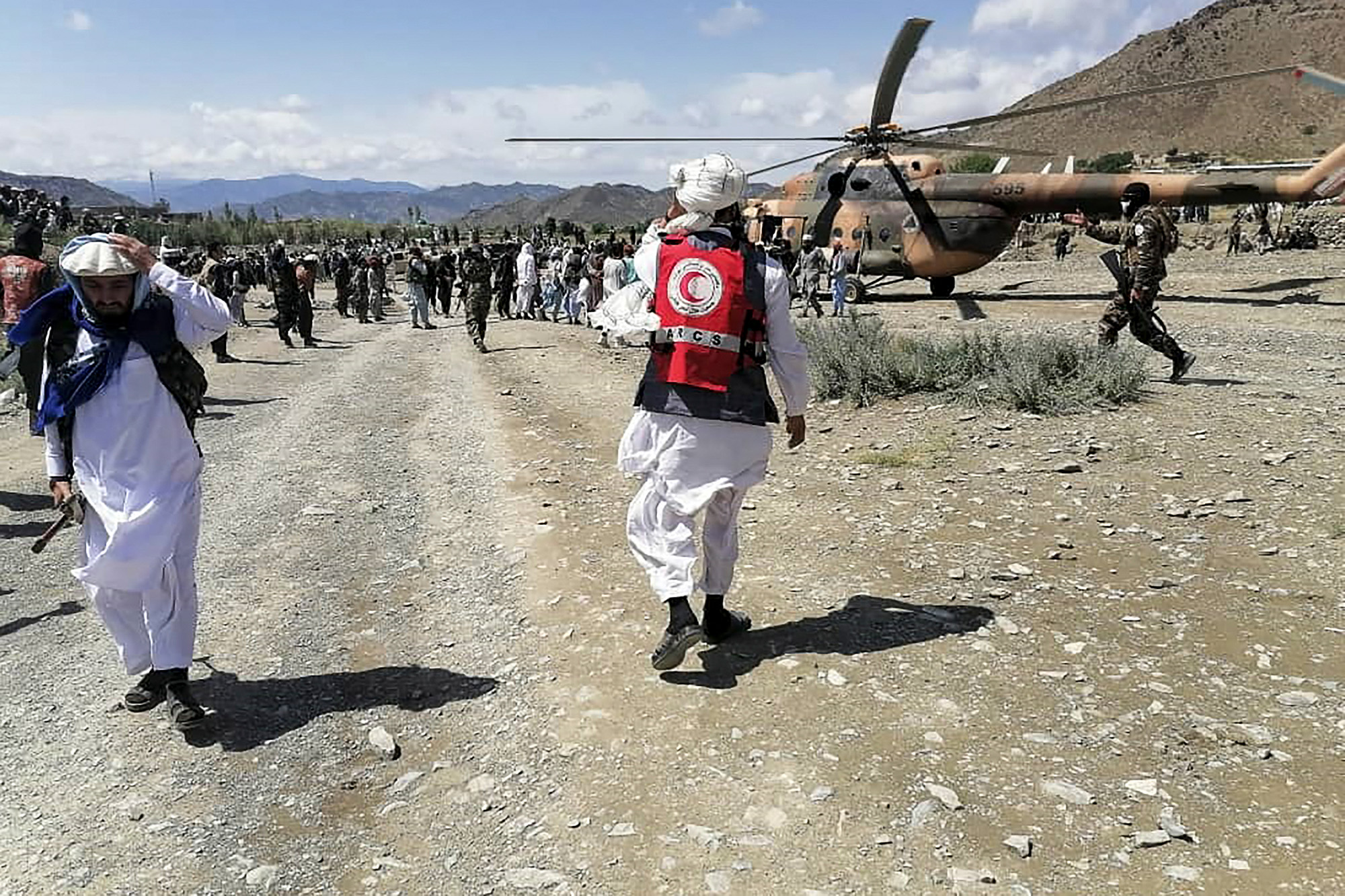 Militär und Rettungskräfte am Mittwoch in der vom Erdbeben betroffenen Region (Bild: Bakhtar News Agency/AFP)