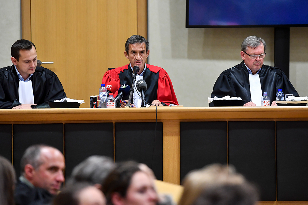 Der Vorsitzende des Kassationsgerichts von Limburg, Jo Daenen, bei der Urteilsverkündung im Aquino-Prozess (Bild: Dirk Waem/Belga)