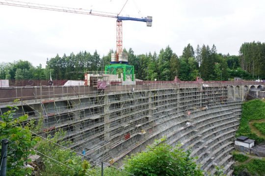 Arbeiten an der Staumauer von Robertville (Bild: Stephan Pesch/BRF)