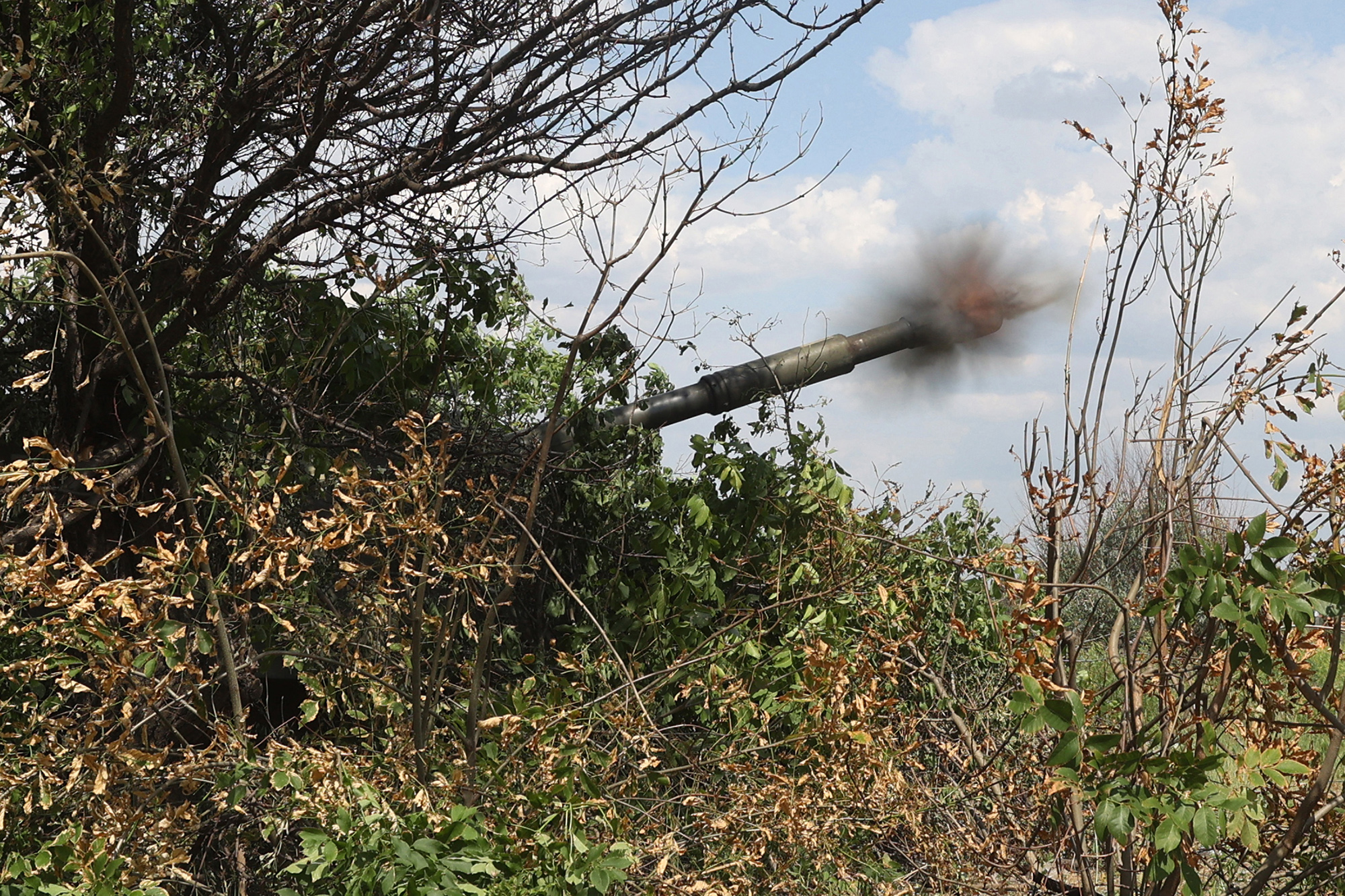 Ukrainische Artilleristen feuern aus ihren Stellungen in der Nähe der Stadt Lyssytschansk, Region Luhansk (Bild vom 14.06.22: Anatolii Stepanov/AFP)